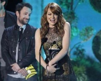 Emma Stone celebra su premio como la mejor actriz de comedia